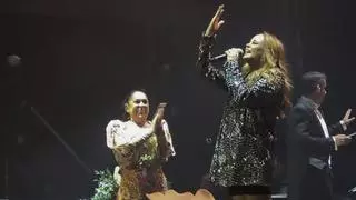 Isabel Pantoja y Shaila Dúrcal bailan al ritmo viral de Garlochí en su último concierto