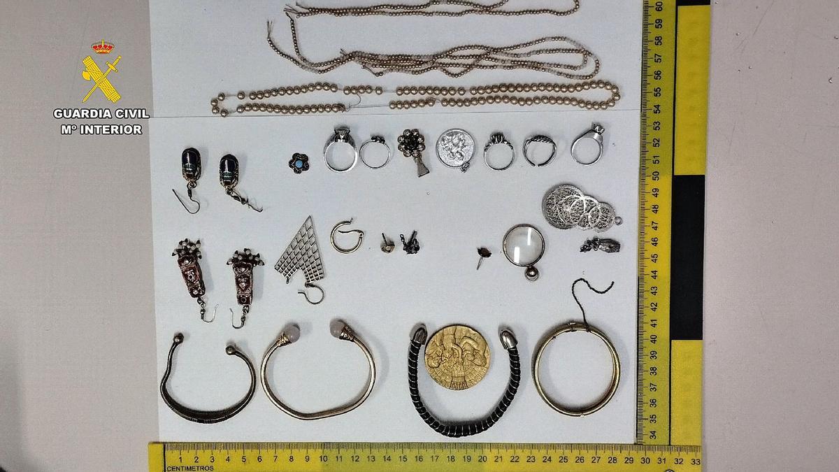 Algunas de las joyas robadas que fueron recuperadas por la Guardia Civil.
