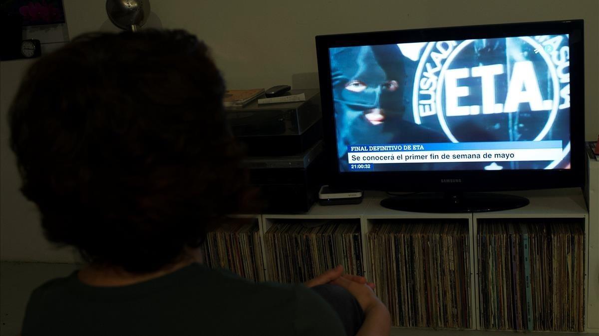 zentauroepp42986885 a woman watches a news program announcing the dissolution of180419090802 zentauroepp42986885 a woman watches a news program announcing the dissolution of180419090802