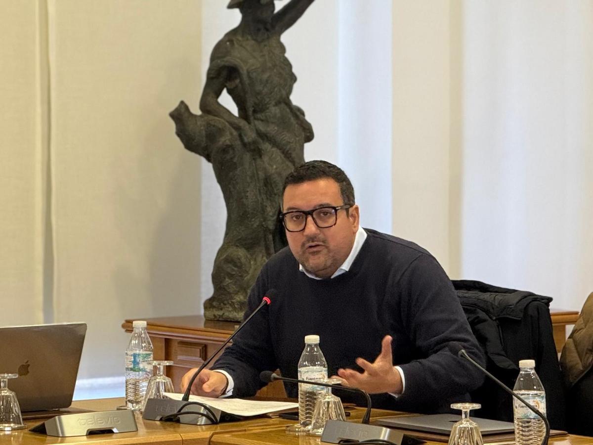 El portavoz del PP en Vila-real, Adrián Casabó, durante un pleno.