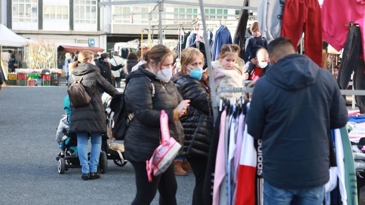 La Feria de A Estrada vivió una animada mañana. |   // BERNABÉ/ANA AGRA