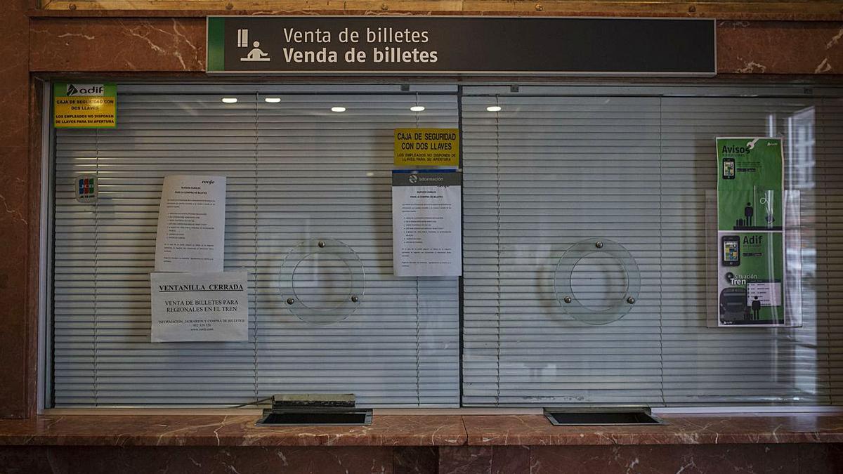 La estación de O Carballiño permanece cerrada desde diciembre de 2019.