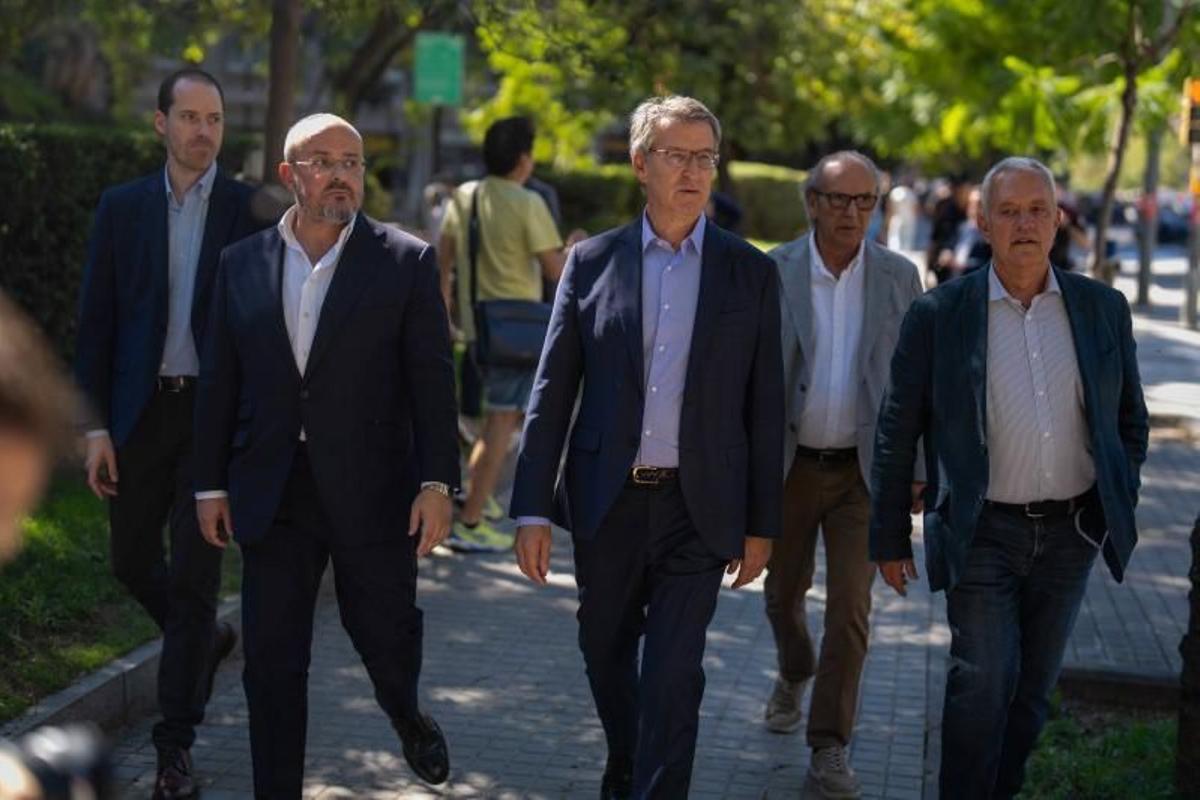 Alberto Núñez Feijóo, presidente del PP, junto a Alejandro Fernández, presidente del PPC; Juan Fernánez, portavoz del PPC; y Santi Rodríguez, secretario general del PPC, en una visita a Barcleona.