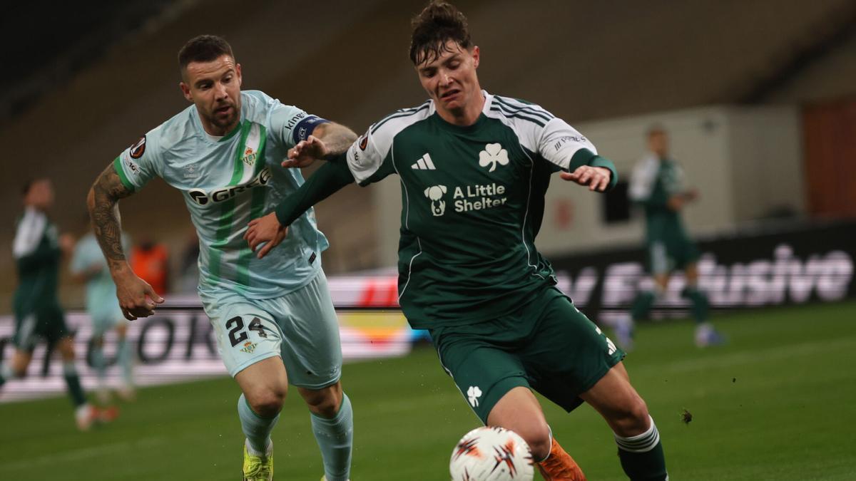 El jugador del Panathinaikos Georgios Katris (d) y el del Betis Aitor Ruibal (i) pugnan por el balón en la ida de octavos de la Liga Europa. EFE/EPA/GEORGIA PANAGOPOULOU