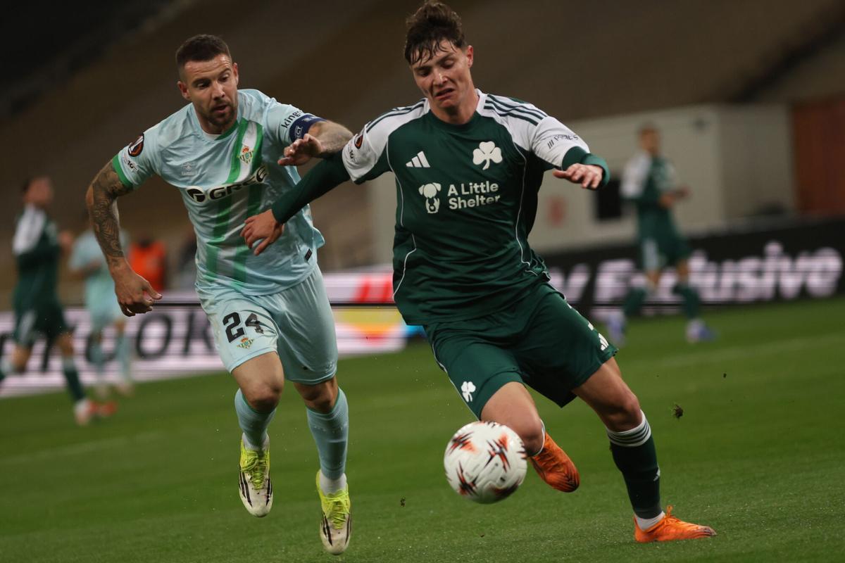 El jugador del Panathinaikos Georgios Katris (d) y el del Betis Aitor Ruibal (i) pugnan por el balón en la ida de octavos de la Liga Europa. EFE/EPA/GEORGIA PANAGOPOULOU