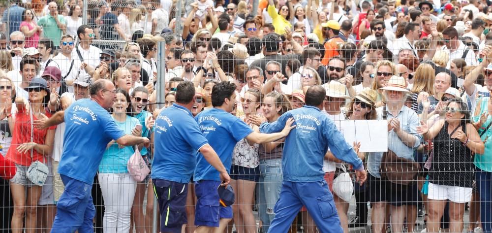 El disparo del pirotécnico Manuel Fernández, de Redován, emociona con 105 kilos miles de personas reunidas en torno a Luceros.