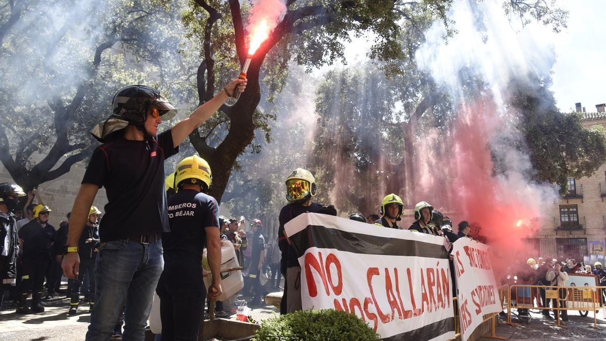 Protesta de los bomberos por las calles de Huesca.