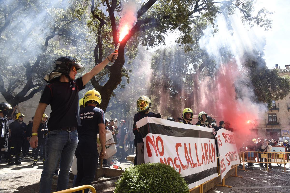 Protesta de los bomberos por las calles de Huesca.