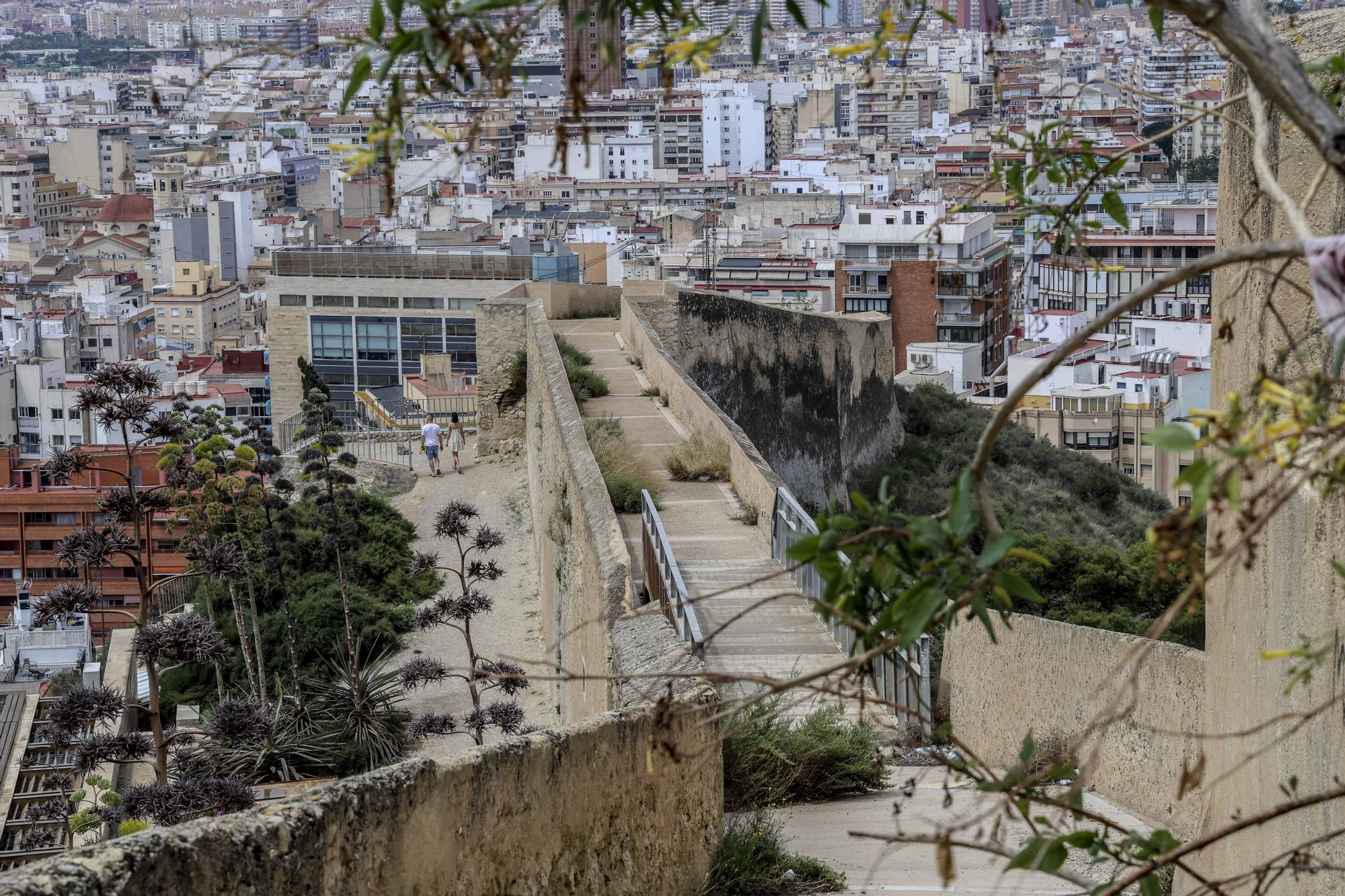 Mal estado de la muralla del Castillo de Santa Bárbara de Alicante