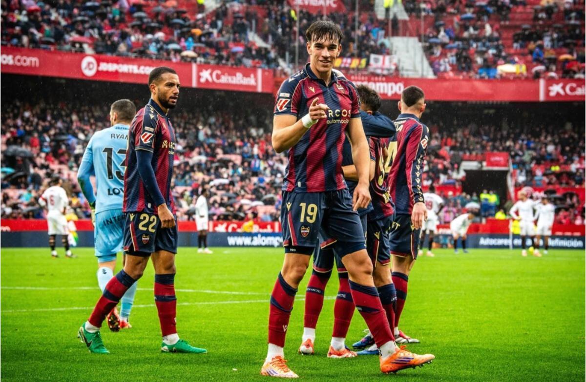 Carlos Espí celebrando a cámara su gol ante el Sevilla