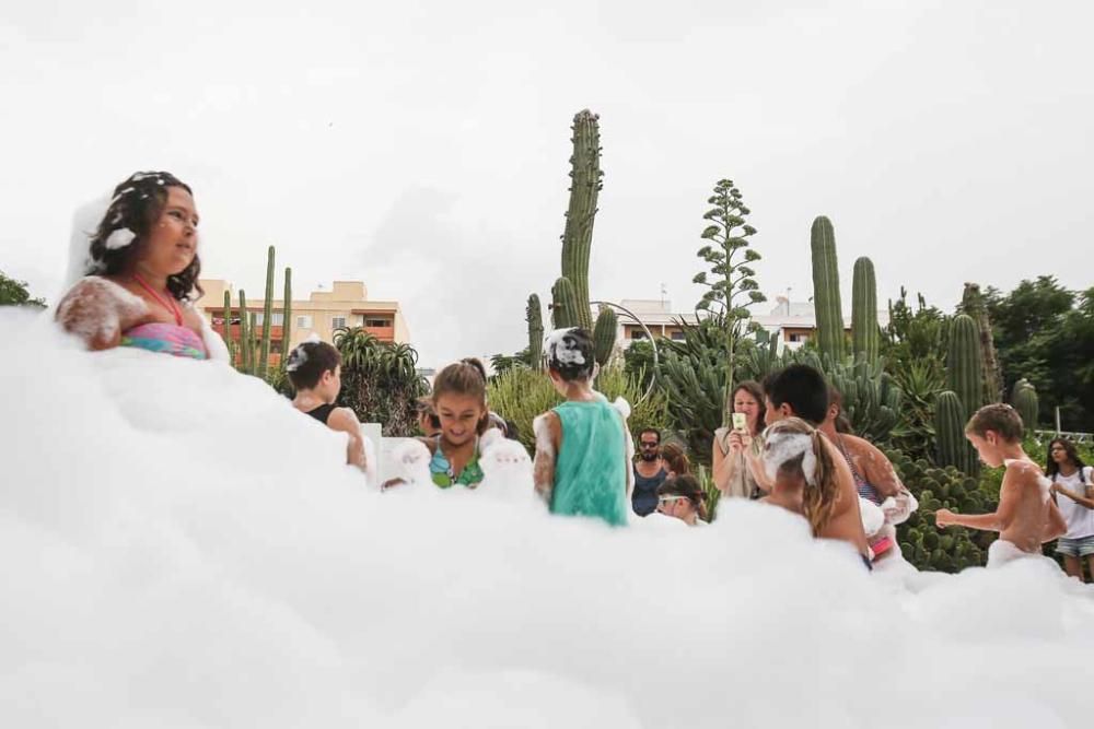 Bañadores, gafas de piscina y chanclas fueron las armas que utilizaron los niños para jugar con las burbujas