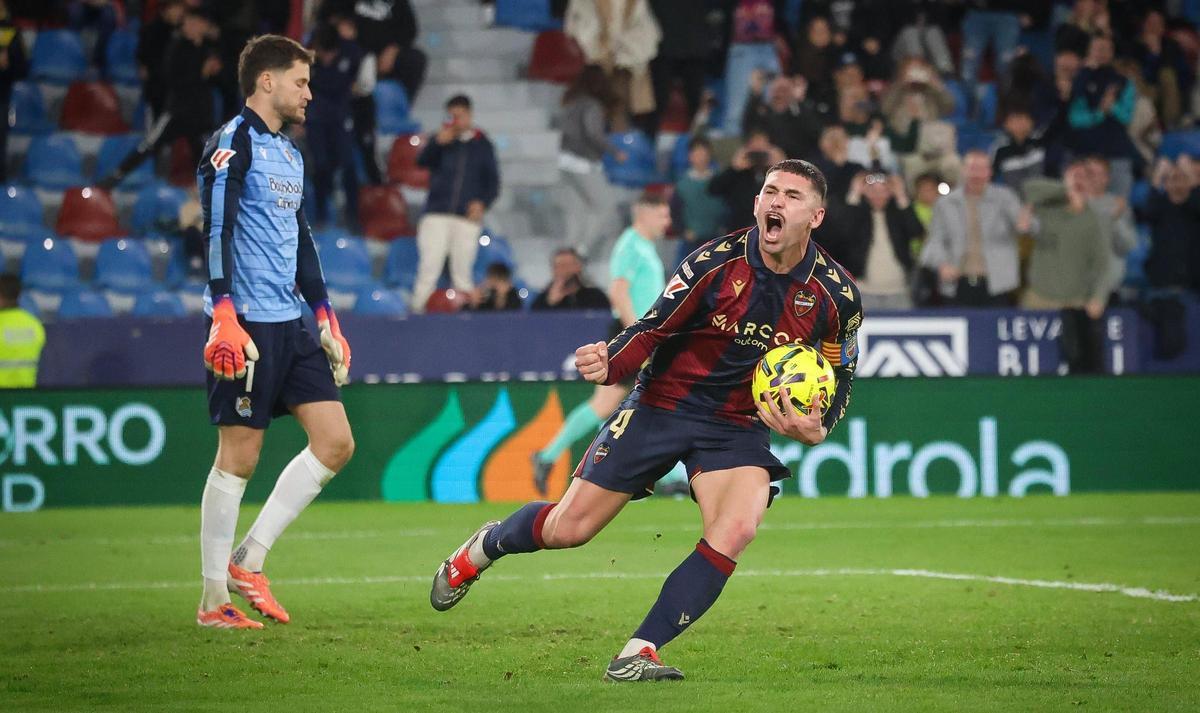Dela celebra su gol de penalti en el empate contra la Real Sociedad en Orriols del pasado diciembre.