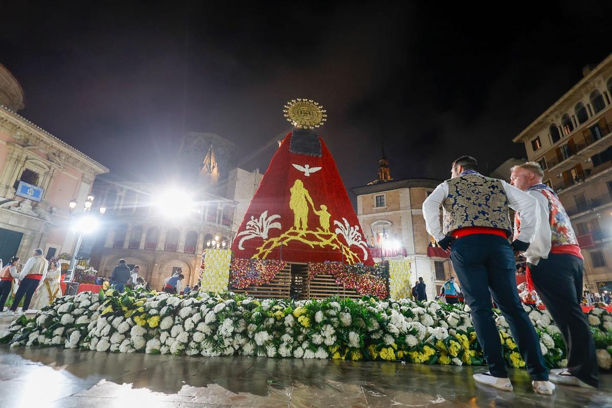 El manto de la Virgen ya luce su mensaje contra la violencia