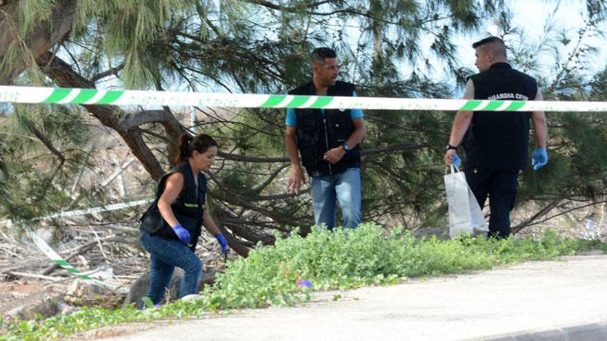 Dos vecinas señalan ayer por la tarde para los medios de comunicación el lugar donde se localizó el cráneo.