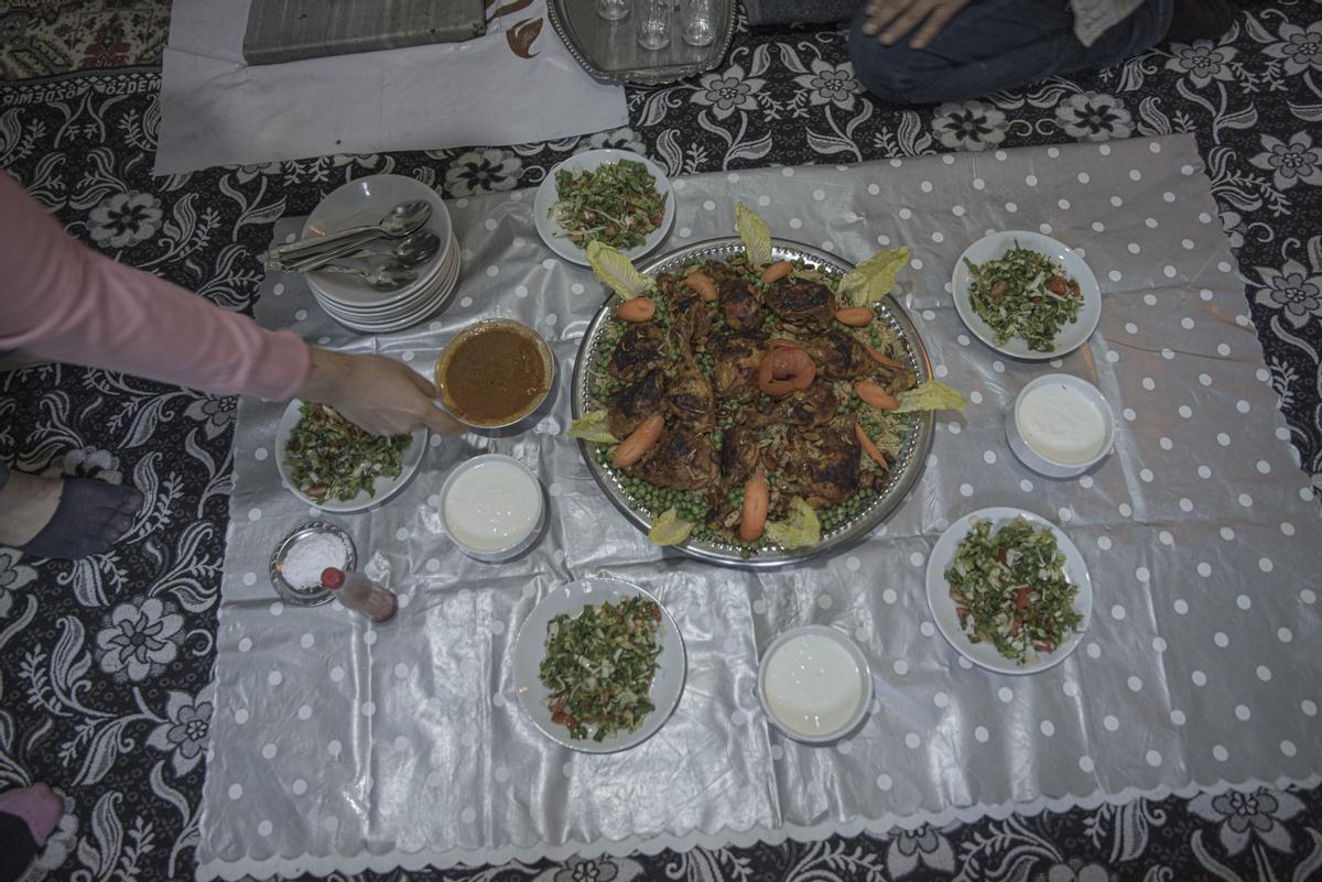 Una familia siria comparte una comida en Reyhanli