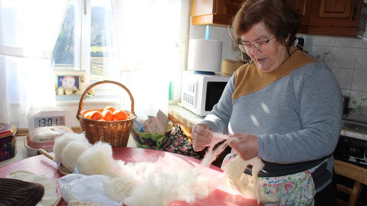 GALERÍA | Desde el esquilado al hilado: así obtiene la lana esta vecina de Villardeciervos