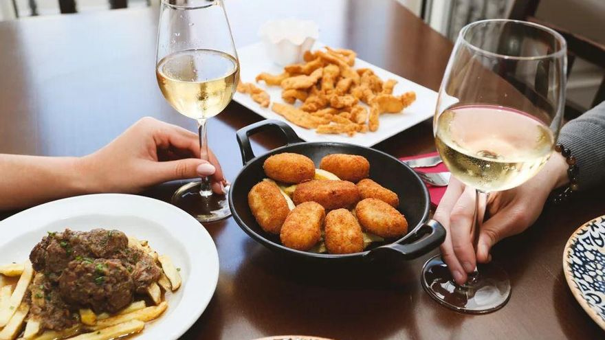 Este es el bar del centro de Sevilla en el que puedes comer y beber por menos de 10 euros: tiene más de 50 especialidades diferentes