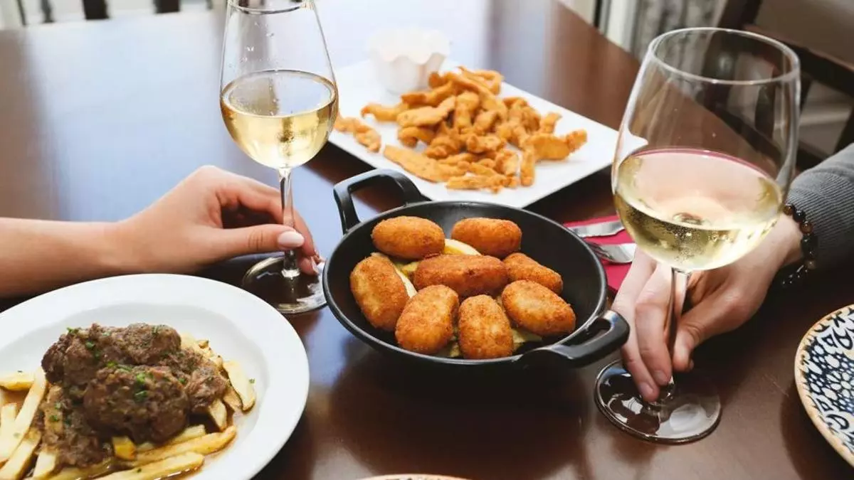 Este es el bar del centro de Sevilla en el que puedes comer y beber por menos de 10 euros: tiene más de 50 especialidades diferentes