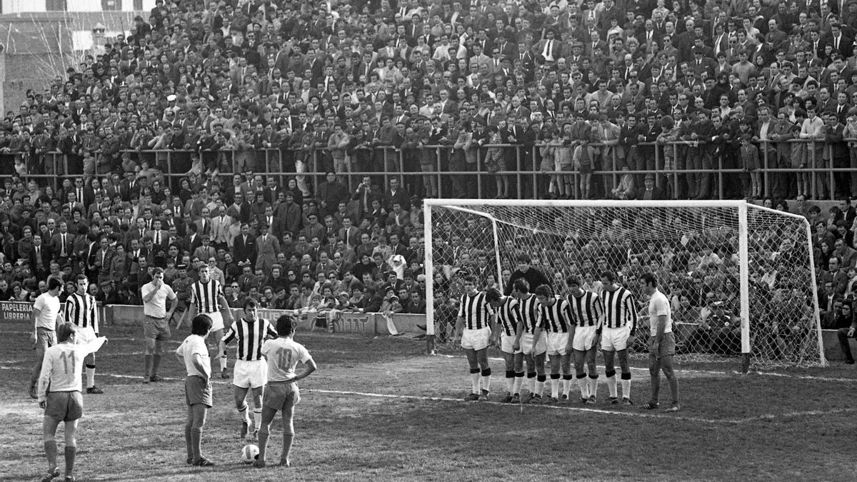 En el Campo de Deportes El Madrigal en los años 60 y 70 el público se agolpaba en las zonas de detrás de las porterías de pie, ya que no había asientos para los espectadores.