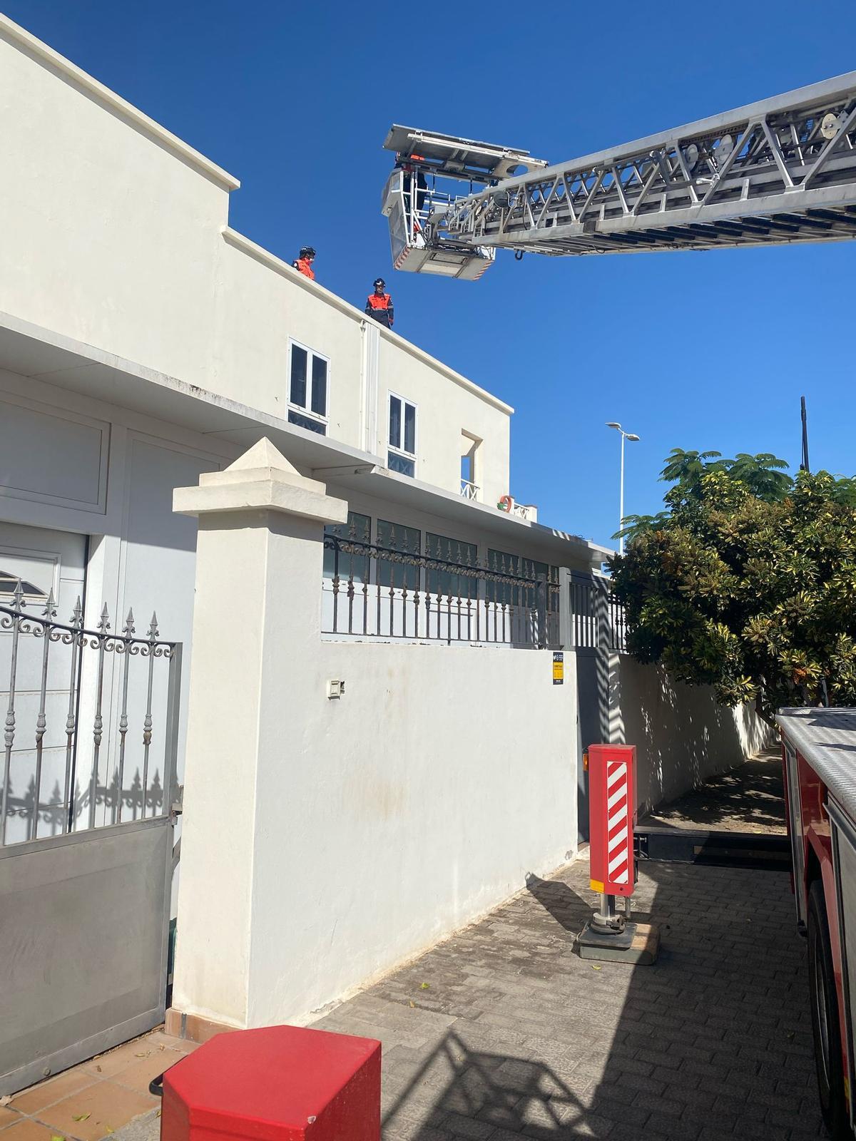 Bomberos del Consorcio de Emergencias de Lanzarote en la azotea donde se desnaveció un obrero en Playa Honda.