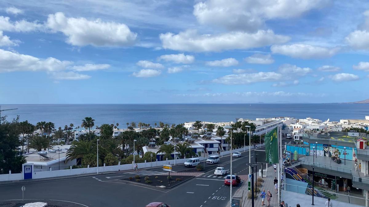 Vista panorámica de parte de la zona turística de Puerto el Carmen (Tías).