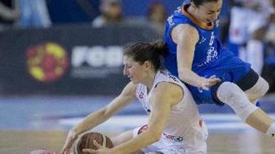 Noe Jordana, per terra, lluitant amb Sílvia Domínguez en una acció de la final de Copa.
