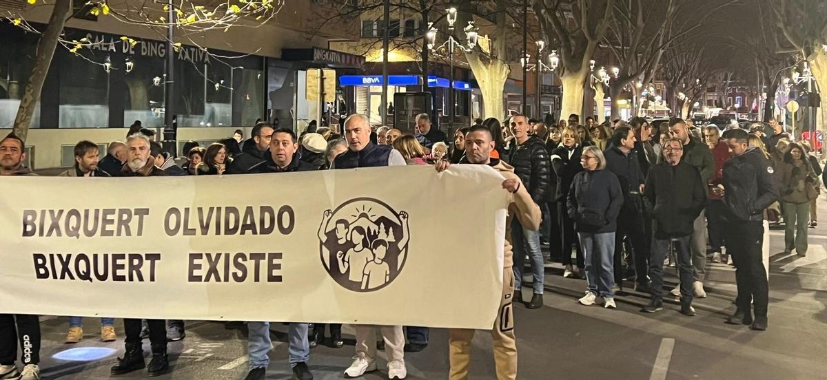 La manifestación de vecinos de Bixquert por la Albereda de Xàtiva, el pasado viernes.
