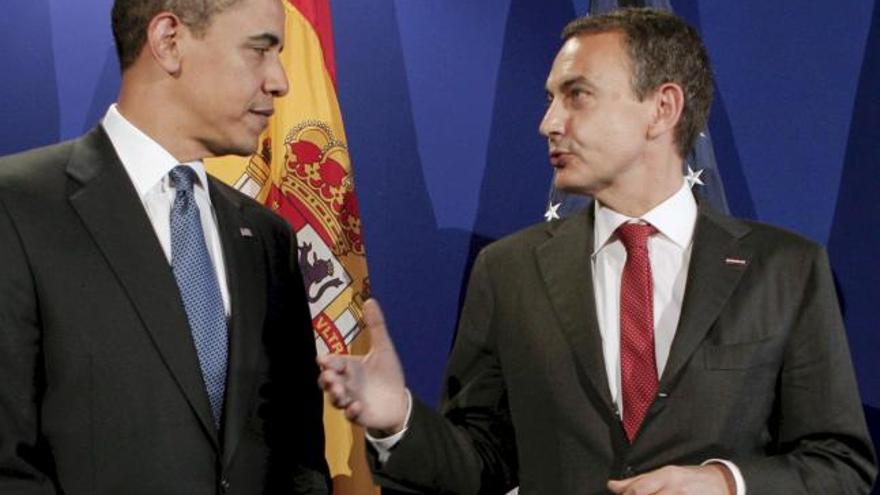 El presidente del Gobierno español, José Luis Rodríguez Zapatero (dcha), se dirige a su homólogo estadounidense, Barack Obama, al inicio de la reunión que ambos mantuvieron hoy en Praga, en el marco de la cumbre UE-EEUU que se desarrolla en la capital checa.