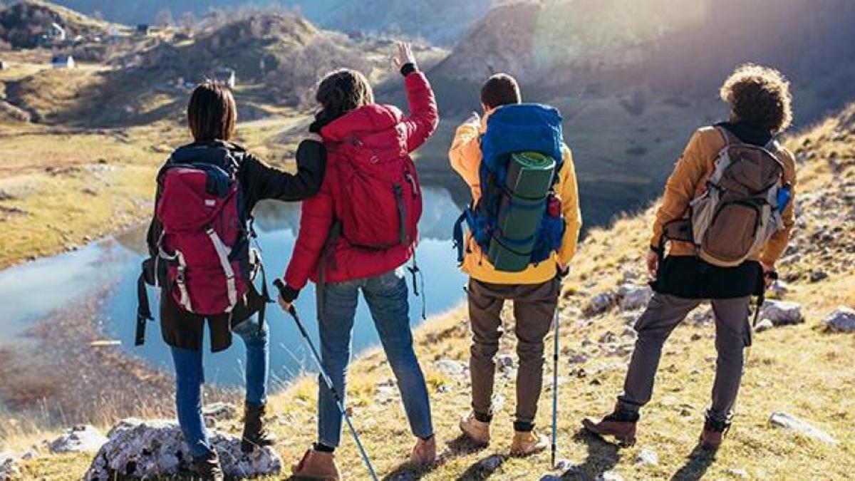 Varios jóvenes en un campamento en la montaña.