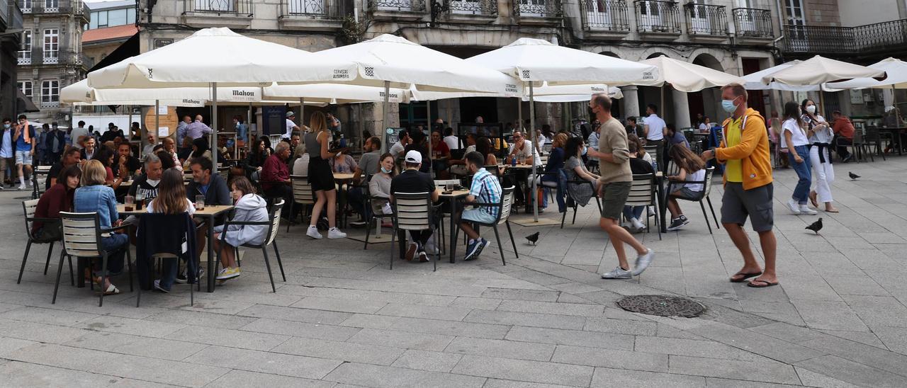 Terraza abarrotada en el centro de Vigo.