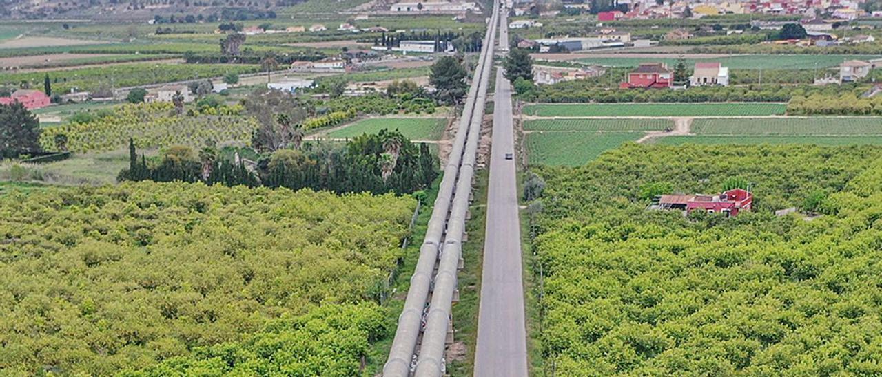 Tuberías del Tajo-Segura para el reparto del agua por la Vega Baja. | TONY SEVILLA