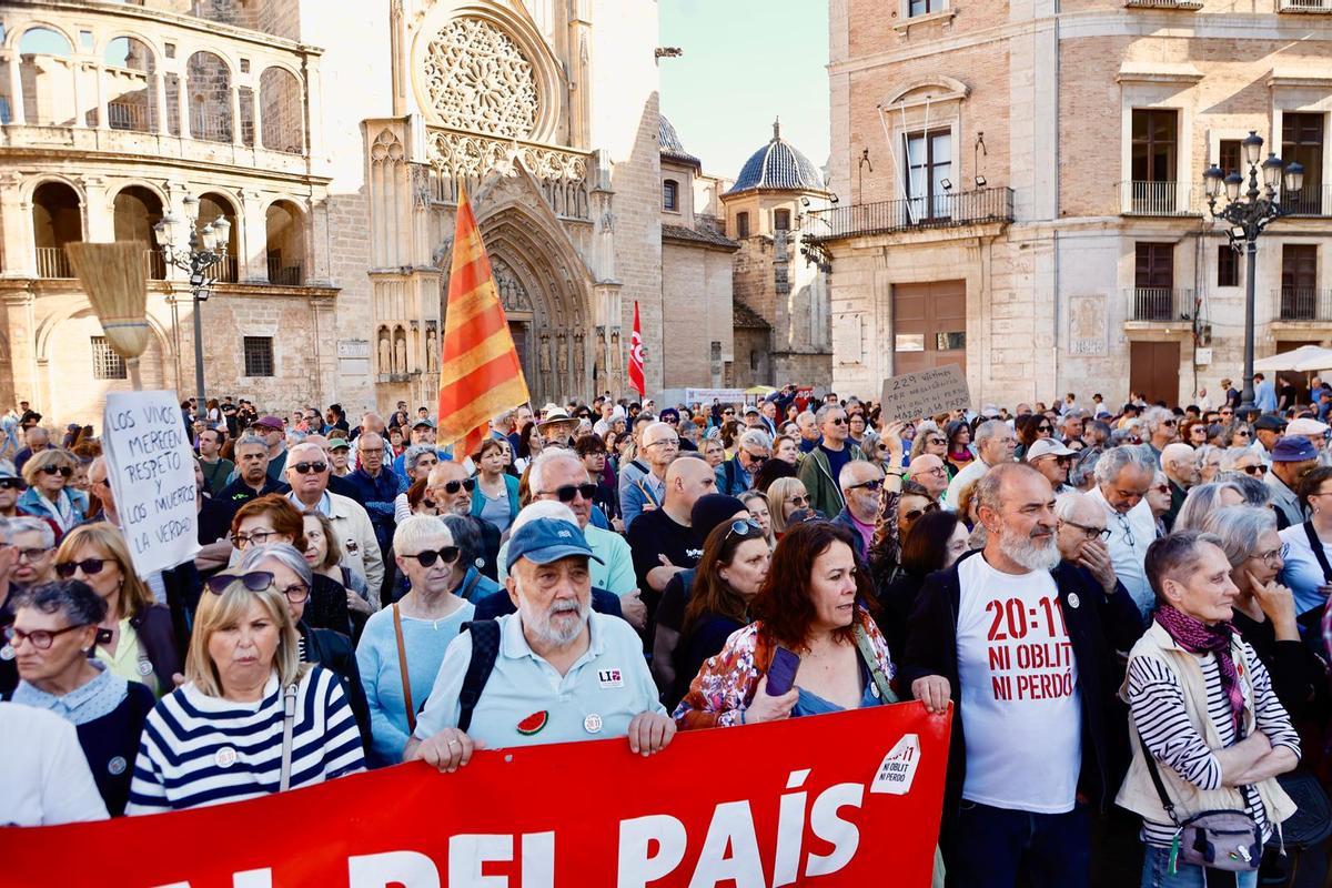 La concentración por la gestión de la dana de este 26 de abril, en imágenes