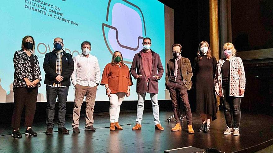 Los gestores culturales del proyecto “Cultura de Salón”, con el concejal José Luis Costillas en el centro, en la presentación de la final en el Filarmónica.