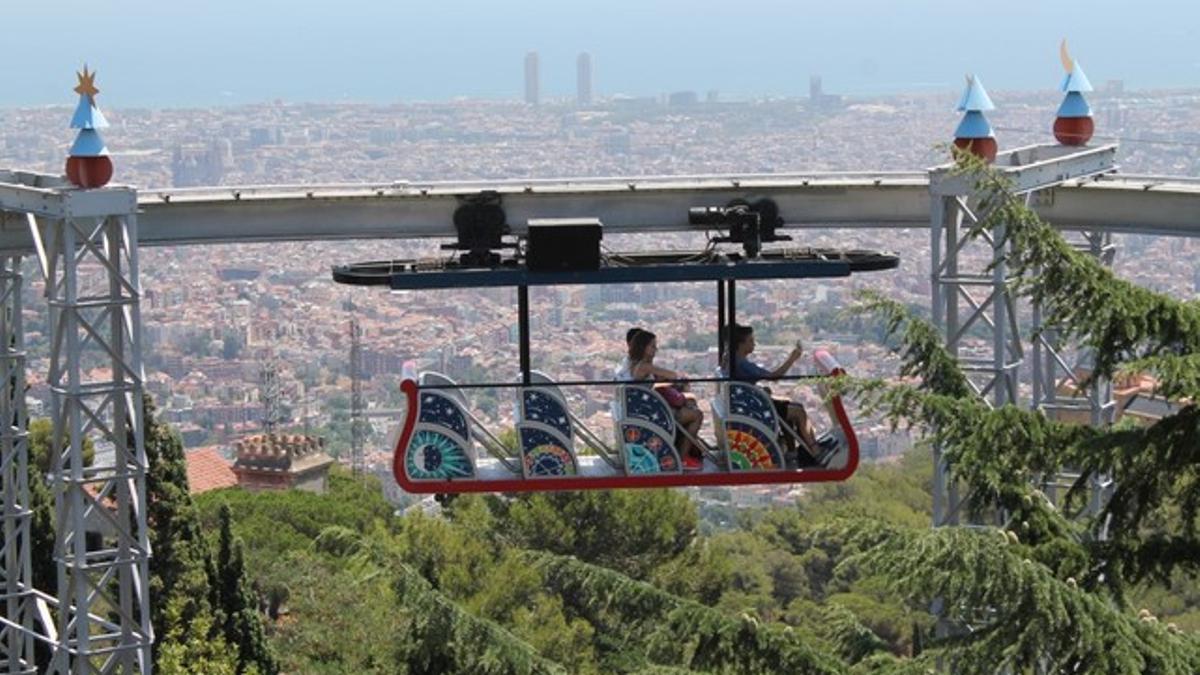 Vistas aéreas de Barcelona desde una de las atracciones del Tibidabo.