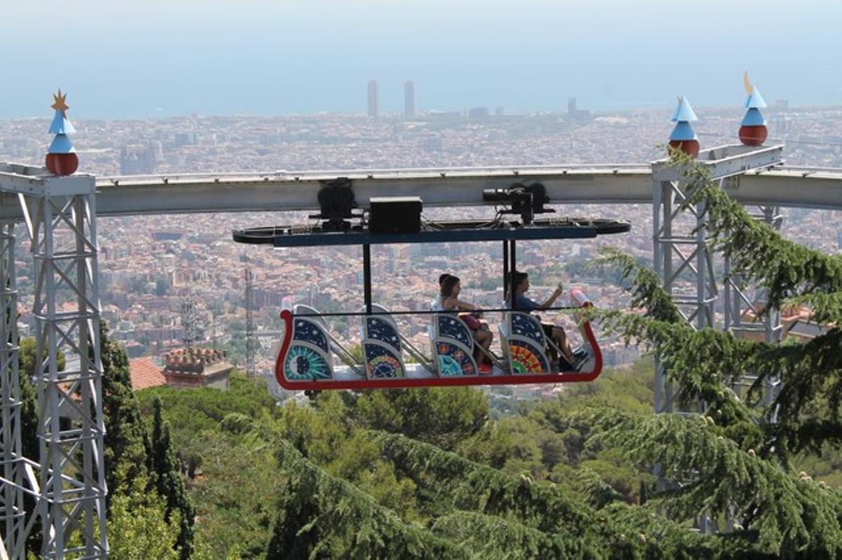 Vistes aèries de Barcelona des d’una de les atraccions del Tibidabo.