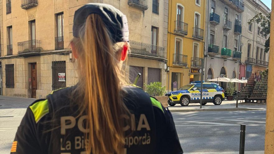 Detenen dos multireincidents en poques hores a la Bisbal: un per robatori violent a un repartidor i una dona per agredir agents de la Policia Local