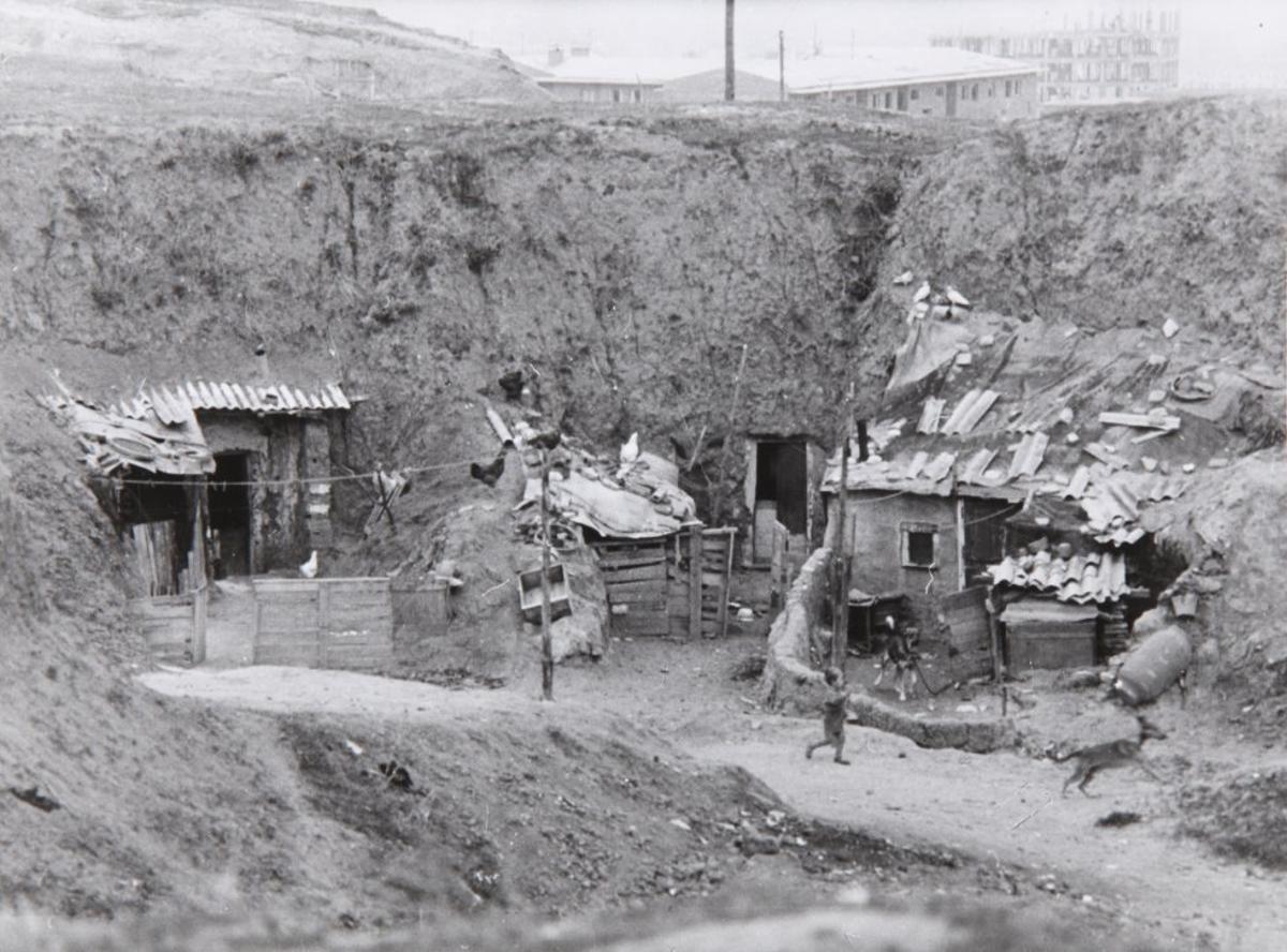 Cuevas en la zona del Cerro del Tío Pío. La mayoría de las cuevas estaban en el Camino de Valderribas