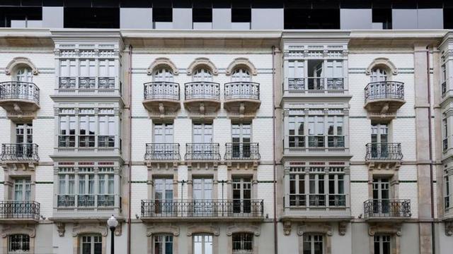 Panel de la fachada del edificio galardonado. |  | LNE