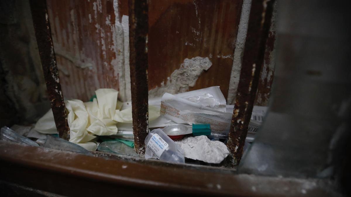 Restos de consumo de droga en una finca del Raval en la que había narcopisos.