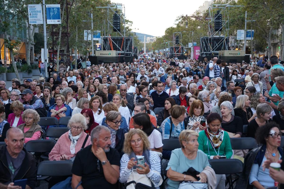 El tronco central del paseo de Gràcia está lleno a rebosar más de una hora antes del inicio del concierto de Carreras y Baras.