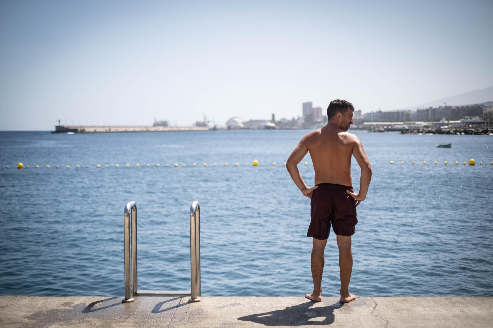 Bañistas en la playa de Valleseco