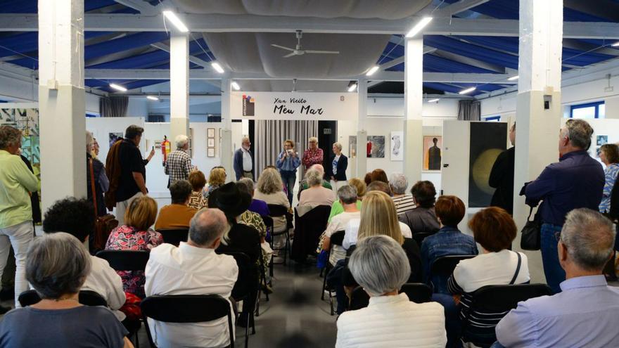 Arriba: Autoridades y artistas en la inauguración. A la Izq.: Asistentes observando alguna de las obras tras la apertura  de puertas. |  Gonzalo Núñez