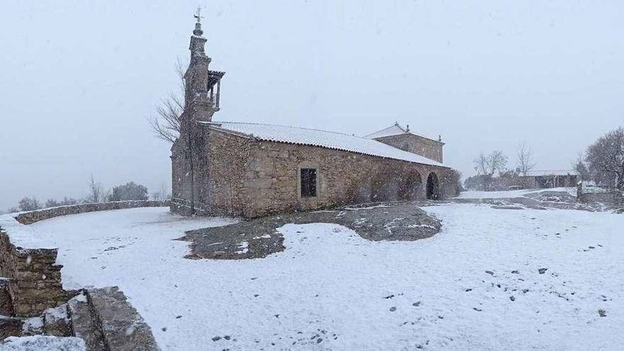 La ermita de la Virgen del Castillo de Fariza nevada.