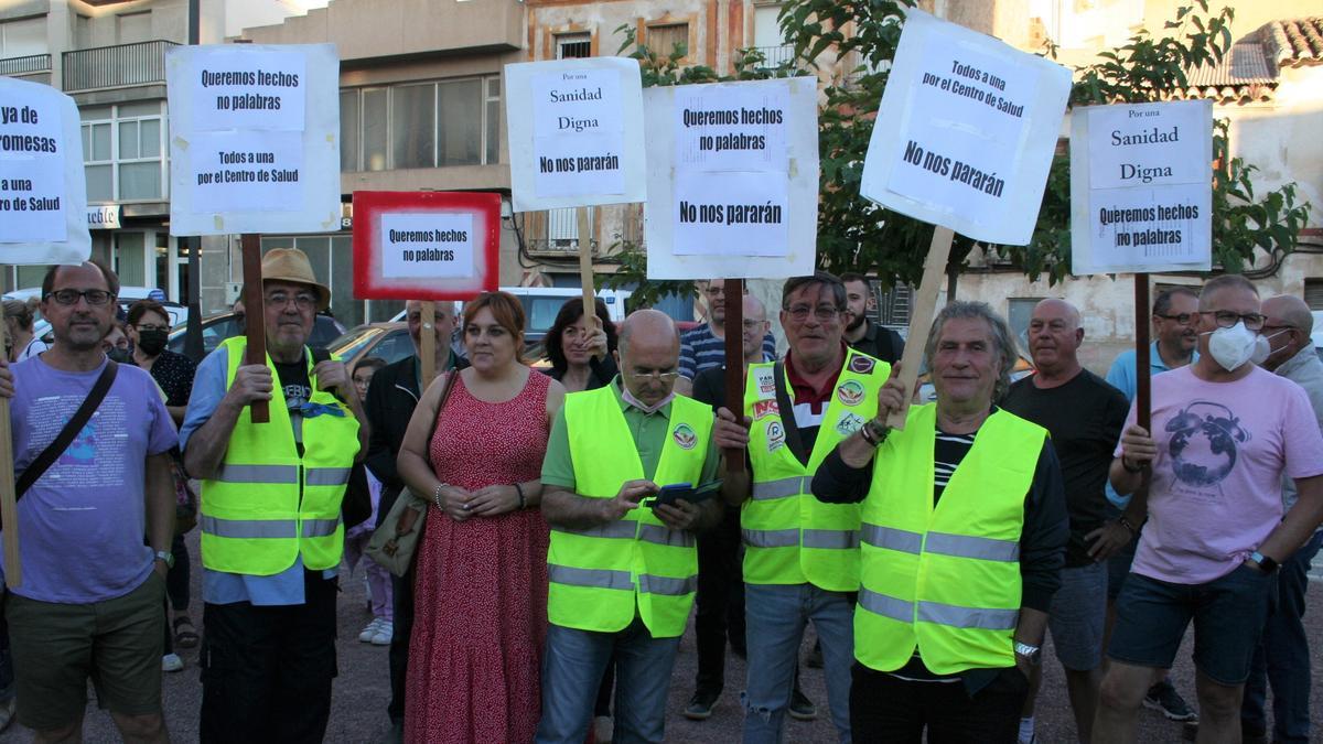 Los ‘Yayo flautas’ de los barrios a los que prestará servicio el nuevo centro de salud también estuvieron presentes en la convocatoria.