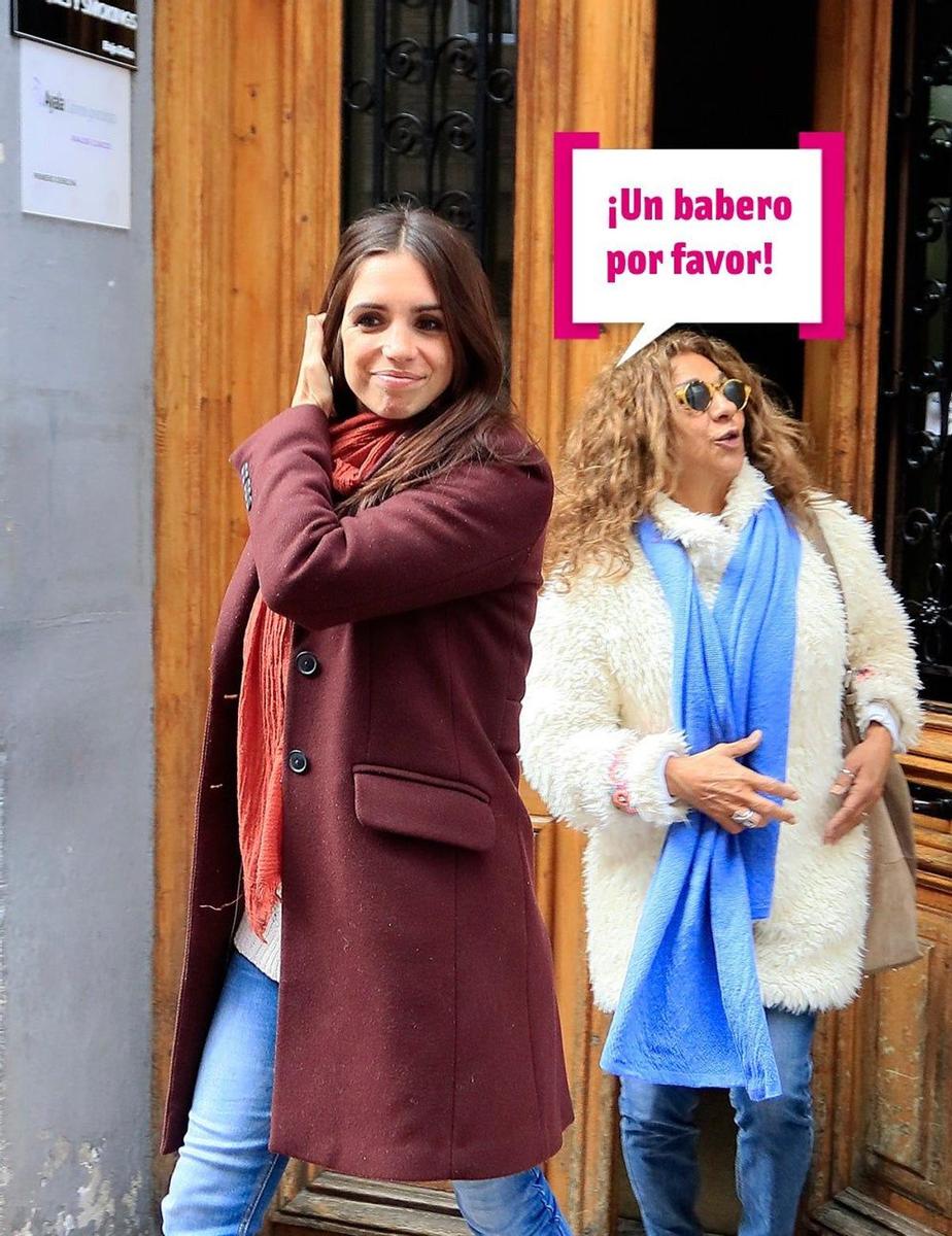 Elena Furiase y Lolita en la calle