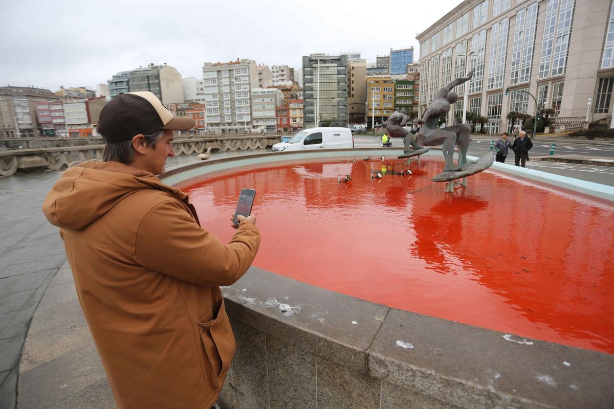 La fuente de los surfistas, con el agua teñida de rojo y una pintada contra Israel La fuente de los surfistas, con el agua teñida de rojo y una pintada contra Israel