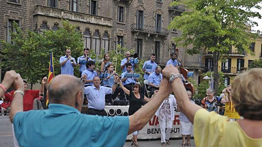 Ballada de sardanes a la plaça de Sant Domènec de Manresa en una revetlla de Sant Joan