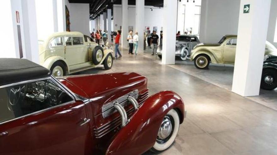 El Museo Automovilístico de Málaga fue presentado ayer a los medios de comunicación con la visita del alcalde, Francisco de la Torre, y otras autoridades y representantes culturales. Este espacio cultural está dividido en diferentes salas según la época a la que pertenecen.