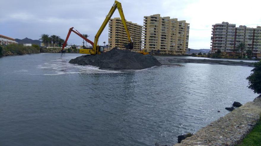 Máquinas extrayendo ayer arena de la Gola de Marchamalo.