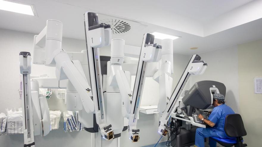 HLA La Vega incorpora un robot Da Vinci y crea la Unidad Integral de Urología